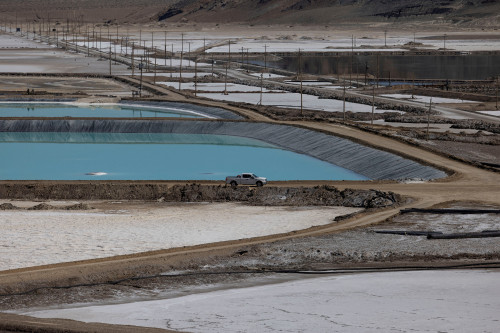Albemarle posts loss on sliding lithium prices, keeps 2025 outlook