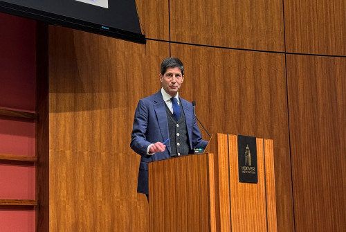 Ex Fed’s Warsh highlights a path to lower rates, takes a fresh dig at the Fed